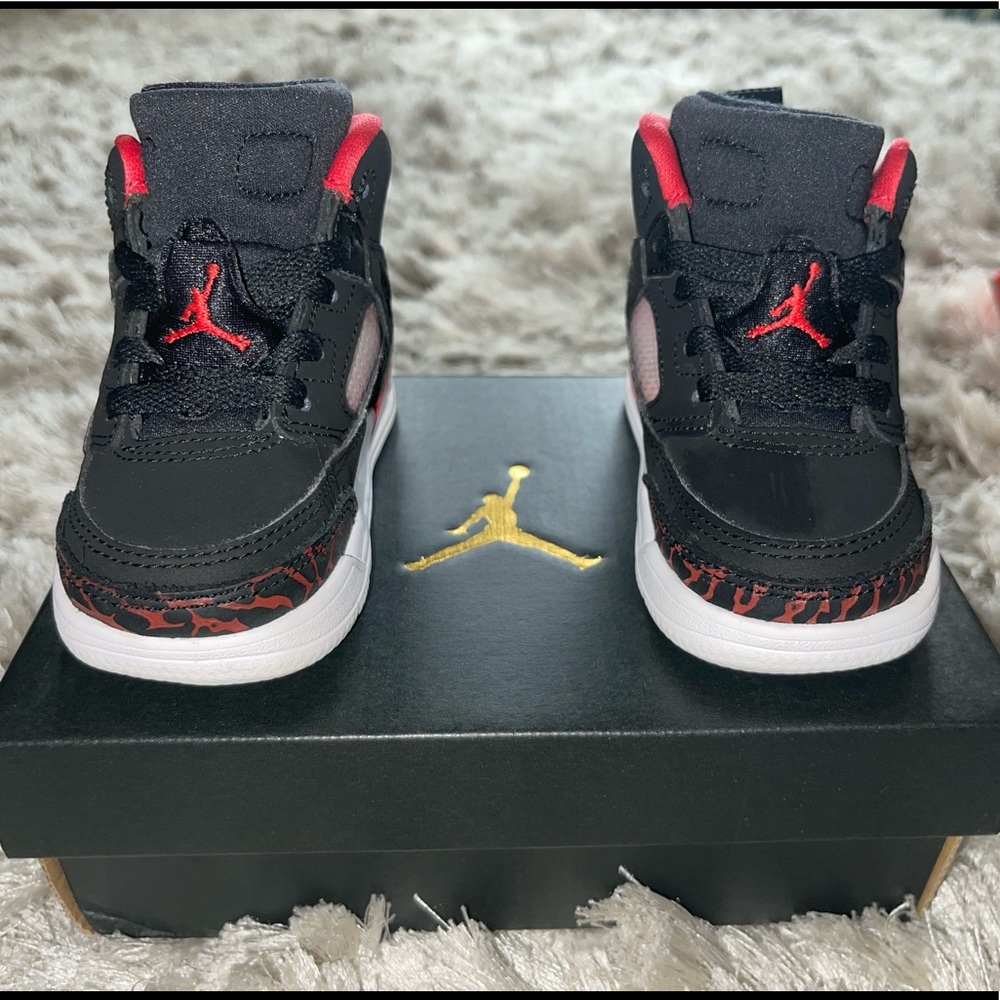 Boy’s Jordan’s Size 5